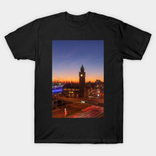 St. Pauli Landungsbrücken, Hamburg, dusk, afterglow T-Shirt